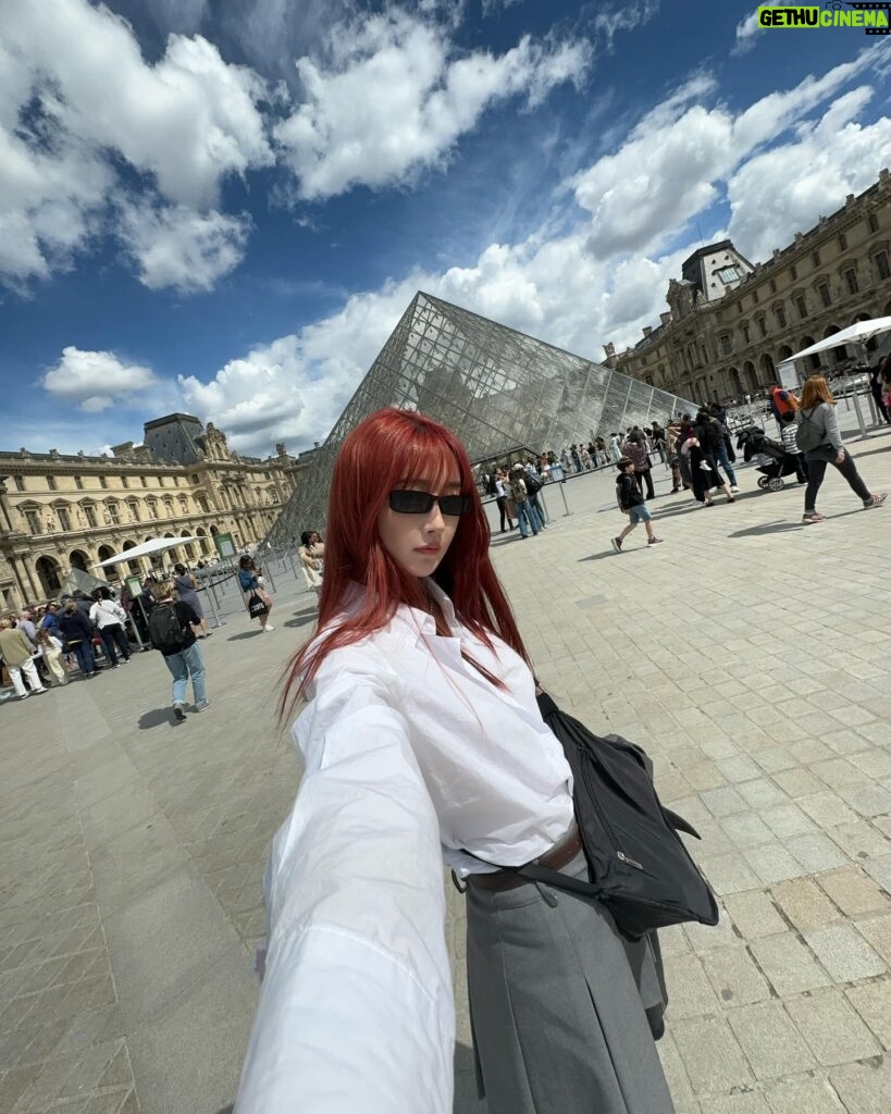 Park Soo-bin Instagram - I just made eye contact with the Mona Lisa, and soon it will be time to lock eyes with the fans in Lyon, France! Koreadays, see you soon, I miss you so much🇫🇷 Je viens de croiser le regard de la Joconde, et bientôt je vais rencontrer les fans à Lyon, en France ! Koreadays, à bientôt, tu me manques tellement🇫🇷 #louvre #koreadays