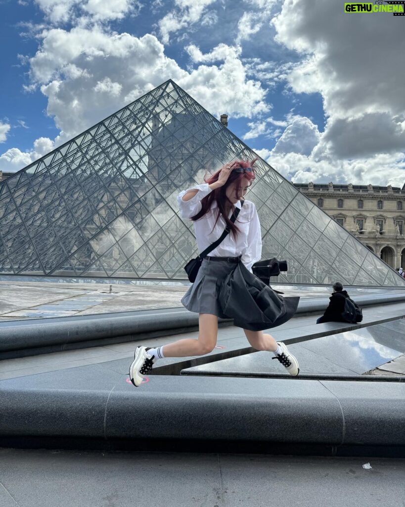 Park Soo-bin Instagram - I just made eye contact with the Mona Lisa, and soon it will be time to lock eyes with the fans in Lyon, France! Koreadays, see you soon, I miss you so much🇫🇷 Je viens de croiser le regard de la Joconde, et bientôt je vais rencontrer les fans à Lyon, en France ! Koreadays, à bientôt, tu me manques tellement🇫🇷 #louvre #koreadays