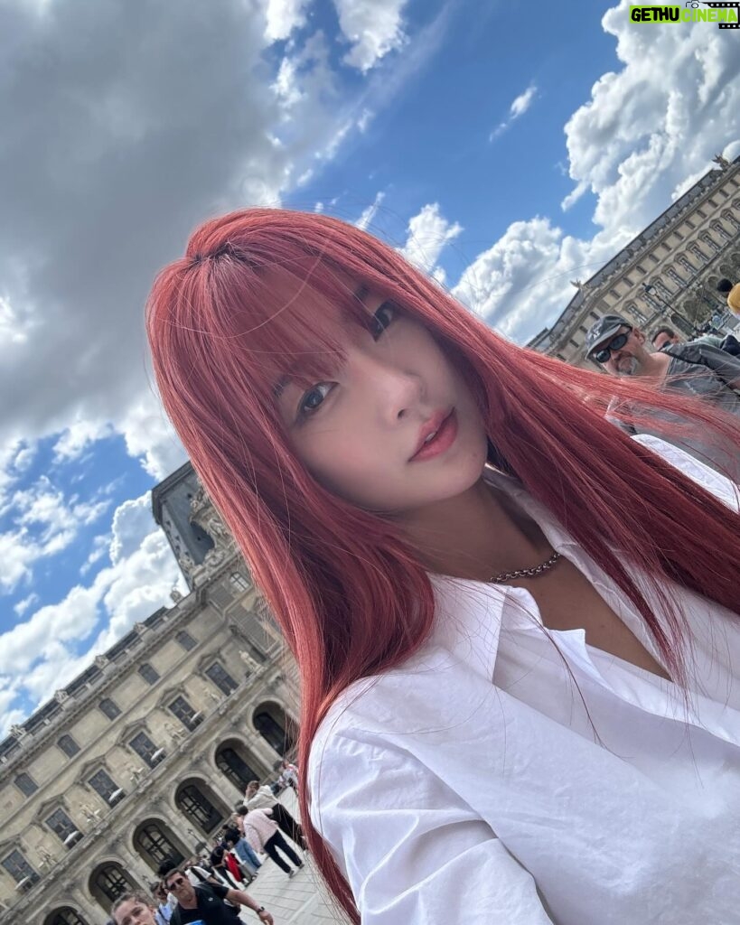 Park Soo-bin Instagram - I just made eye contact with the Mona Lisa, and soon it will be time to lock eyes with the fans in Lyon, France! Koreadays, see you soon, I miss you so much🇫🇷 Je viens de croiser le regard de la Joconde, et bientôt je vais rencontrer les fans à Lyon, en France ! Koreadays, à bientôt, tu me manques tellement🇫🇷 #louvre #koreadays