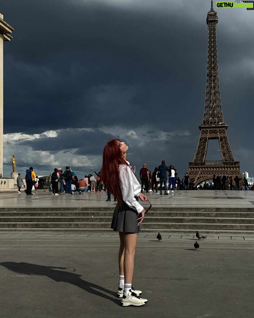 Park Soo-bin Instagram - I just made eye contact with the Mona Lisa, and soon it will be time to lock eyes with the fans in Lyon, France! Koreadays, see you soon, I miss you so much🇫🇷 Je viens de croiser le regard de la Joconde, et bientôt je vais rencontrer les fans à Lyon, en France ! Koreadays, à bientôt, tu me manques tellement🇫🇷 #louvre #koreadays