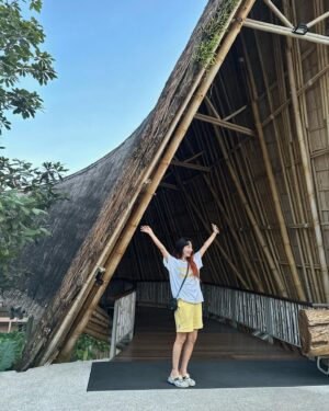Park Ye-eun Instagram - 뮤트 프리다이빙 투어 day 1.
첫 날부터 함께 한 대왕 뾰루지
바다 색 미쳤음
활짝 핀 연꽃(?)
태국에서 N년 전에 산 가운(?)
카오락 너무 평화로워
너무 고마웠던 팀 뮤트 언니오빠들
다시한번 짱예쁜 바다 💙