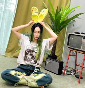 Park Ye-eun Instagram - #광고 크록스의 세가지 클로그를 지비츠™ 참으로 꾸며봤어요✨
샛노란 클래식 클로그엔 새콤달콤한 과일로🍓
유니크한 애니멀 리믹스 클로그엔 핫펠트 스펠링과 보석으로💎
스포티한 올터레인 클로그엔 외계인과 선인장으로🌵👽
여러분이 좋아하는 크록스는 ?! #crocs #크록스 #지비츠 @crocskorea