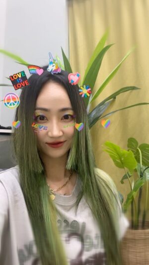 Park Ye-eun Instagram - #광고 #크록스 가 Pride Month를 맞아 런칭한 #LoveAsYouAre 필터!!🌈😜 올 여름 #crocs 와 함께 더 행복합시다✨ #네모습그대로사랑해 #지비츠