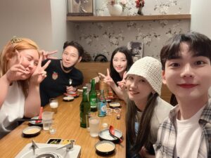 Park Ye-eun Instagram - 검은양 게임이 종료되었습니다!  여러분 어떻게 보셨나요?  저에게는 저 자신을 돌아보게 하는 소중한 경험이었습니다.. !  첫 날 밤 모인 우리 8명은 서로 비슷한 사람들이라고 여겼습니다. 나이, mbti, 직업 같은 것들-  좋은 사람들이 모여 다행이라고 생각했죠.  둘째 날 서로가 가진 50개 코드가 공개되자, 우린 서로가 가진 코드에 당황했고, 얼마나 다른 가치관과 삶의 경험을 가지고 있는지 - 누가 나와 가장 다른지를 찾게 되었습니다.  서로를 오해하고 의심하기 시작했죠.  셋째 날, 반드시 누군가가 양마을을 떠나야 했던 첫 날엔 게임에서 살아남기 위해, 논리보다 감정이 앞서고, 상대방의 입장보다 나의 생존이 더 중요해졌습니다.  그리고 저는 탈락 되었죠 ㅎㅎ  모두가 검은양이라고 생각했던 제가 탈락되고 난 다음날인 넷째날부터는 말그대로 악몽이었다고 합니다. 누구를 믿고 누구를 의심해야 할지, 검은 양은 없고 사실 우리 모두가 검은 양이 된건 아닌지 게임 자체를 부정하게 되기도 했다고 해요.  결국 흰 양도, 검은 양도 승리하지 못한 검은 양 게임이 저에게 남긴 교훈은 ‘다름을 이해하는 것’ 입니다. 8명이 힘을 합친 지뢰찾기에서 우리는 게임을 이겼고, 8명 모두를 지킬수 있었습니다.  모두가 한마음이 되어서 가능한 일이었습니다.  우린 사실은 다 회색 양으로 살아갑니다. 조금 더 흰양, 조금 더 검은양들 속에서 나 역시 검은 양이 될수 있습니다. 그게 내가 될때까지 깨닫지 못할 뿐.  여하튼, 우리 참가자들 모두 너무너무 고생했고 다들 착하고 좋은 사람들이에요!! ㅎㅎㅎ 함께 많이 울고 많이 웃었습니다 💓 검은양 게임 보면서 답답하셨던 분들, 시즌2에 참여해보시는 건 어때요?? 검은 양 게임이 여러분을 기다립니다 🐏🖤🤍