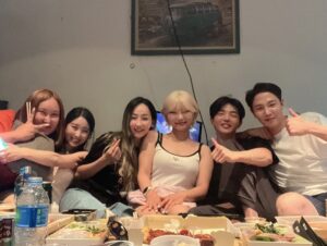 Park Ye-eun Instagram - 검은양 게임이 종료되었습니다!  여러분 어떻게 보셨나요?  저에게는 저 자신을 돌아보게 하는 소중한 경험이었습니다.. !  첫 날 밤 모인 우리 8명은 서로 비슷한 사람들이라고 여겼습니다. 나이, mbti, 직업 같은 것들-  좋은 사람들이 모여 다행이라고 생각했죠.  둘째 날 서로가 가진 50개 코드가 공개되자, 우린 서로가 가진 코드에 당황했고, 얼마나 다른 가치관과 삶의 경험을 가지고 있는지 - 누가 나와 가장 다른지를 찾게 되었습니다.  서로를 오해하고 의심하기 시작했죠.  셋째 날, 반드시 누군가가 양마을을 떠나야 했던 첫 날엔 게임에서 살아남기 위해, 논리보다 감정이 앞서고, 상대방의 입장보다 나의 생존이 더 중요해졌습니다.  그리고 저는 탈락 되었죠 ㅎㅎ  모두가 검은양이라고 생각했던 제가 탈락되고 난 다음날인 넷째날부터는 말그대로 악몽이었다고 합니다. 누구를 믿고 누구를 의심해야 할지, 검은 양은 없고 사실 우리 모두가 검은 양이 된건 아닌지 게임 자체를 부정하게 되기도 했다고 해요.  결국 흰 양도, 검은 양도 승리하지 못한 검은 양 게임이 저에게 남긴 교훈은 ‘다름을 이해하는 것’ 입니다. 8명이 힘을 합친 지뢰찾기에서 우리는 게임을 이겼고, 8명 모두를 지킬수 있었습니다.  모두가 한마음이 되어서 가능한 일이었습니다.  우린 사실은 다 회색 양으로 살아갑니다. 조금 더 흰양, 조금 더 검은양들 속에서 나 역시 검은 양이 될수 있습니다. 그게 내가 될때까지 깨닫지 못할 뿐.  여하튼, 우리 참가자들 모두 너무너무 고생했고 다들 착하고 좋은 사람들이에요!! ㅎㅎㅎ 함께 많이 울고 많이 웃었습니다 💓 검은양 게임 보면서 답답하셨던 분들, 시즌2에 참여해보시는 건 어때요?? 검은 양 게임이 여러분을 기다립니다 🐏🖤🤍