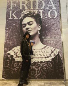 Park Ye-eun Instagram - #16주년 까먹을 뻔했네.. 세월 빠르다 그죠? #fridakahlo 사진전 보며 다시 충전 !!!💪🏻 #vivalavida 🔥