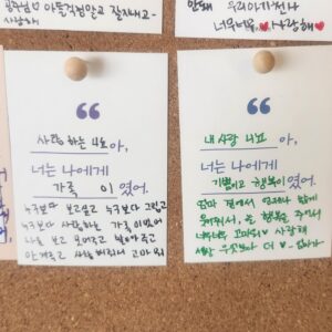 Park Ye-eun Instagram - 4월 12일 화창한 봄날에,
니뇨가 무지개 다리를 건넜습니다.
⠀
11년 동안 제 곁에서 항상 웃고 있던 니뇨는
저에게 기쁨 그 자체, 행복 그 자체였습니다.
인사이드 아웃의 조이처럼,
언제나 밝고 모두를 사랑하고 사랑받던 우리 니뇨는
마지막 가는 순간까지도 웃어 주었어요.
⠀
마지막 밤을 보내고 13일 오후에
니뇨를 사랑하는 가족들, 친구들과 함께
배웅해 주었습니다.
⠀
니뇨를 더는 안아줄 수 없다는 사실이
아직 실감이 안나고 너무 무서운데
잘 가라는 말을 도저히 못하겠는데
니뇨는 많은 분들의 인사를 받고 싶을 것 같아요
워낙 사람을 좋아하던 아이라서요
⠀
니뇨 거기서도 행복하라고, 아프지 말고 건강하라고
인사 부탁드려요..! 니뇨가 정말 좋아할 거에요
⠀
그리고 니뇨 사진 혹시 갖고 계신 분들
저에게 보내주시면 감사하겠습니다
제가 모르는 사진을 보면 니뇨를 다시 만난 것 같아서요
⠀
니뇨야 엄마는 세상에서 니뇨를 제일 사랑해
엄마를 사랑해줘서 너무 너무 고마워
엄마에게 다시 돌아올거라 믿고 있을께
편히 쉬어 내 사랑 니뇨야
⠀