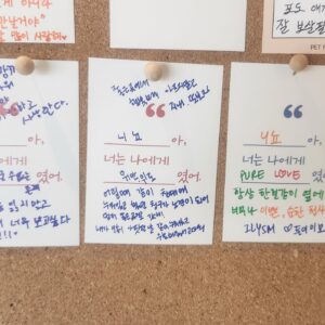 Park Ye-eun Instagram - 4월 12일 화창한 봄날에,
니뇨가 무지개 다리를 건넜습니다.
⠀
11년 동안 제 곁에서 항상 웃고 있던 니뇨는
저에게 기쁨 그 자체, 행복 그 자체였습니다.
인사이드 아웃의 조이처럼,
언제나 밝고 모두를 사랑하고 사랑받던 우리 니뇨는
마지막 가는 순간까지도 웃어 주었어요.
⠀
마지막 밤을 보내고 13일 오후에
니뇨를 사랑하는 가족들, 친구들과 함께
배웅해 주었습니다.
⠀
니뇨를 더는 안아줄 수 없다는 사실이
아직 실감이 안나고 너무 무서운데
잘 가라는 말을 도저히 못하겠는데
니뇨는 많은 분들의 인사를 받고 싶을 것 같아요
워낙 사람을 좋아하던 아이라서요
⠀
니뇨 거기서도 행복하라고, 아프지 말고 건강하라고
인사 부탁드려요..! 니뇨가 정말 좋아할 거에요
⠀
그리고 니뇨 사진 혹시 갖고 계신 분들
저에게 보내주시면 감사하겠습니다
제가 모르는 사진을 보면 니뇨를 다시 만난 것 같아서요
⠀
니뇨야 엄마는 세상에서 니뇨를 제일 사랑해
엄마를 사랑해줘서 너무 너무 고마워
엄마에게 다시 돌아올거라 믿고 있을께
편히 쉬어 내 사랑 니뇨야
⠀