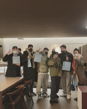 Park Ye-eun Instagram - 안녕하세요, 핫펠트 입니다.
⠀
2023년 새해를 기점으로, 저는 지난 5년 8개월간 몸 담았던 아메바컬쳐를 떠나게 되었습니다.
⠀
6년 전, 음악에 대한 갈증으로 목이 말랐지만 어디서부터 어떻게 시작해야 할지 막막했던 저에게 한 걸음, 한 걸음씩 아티스트 핫펠트만의 길을 걸을 수 있도록 이끌어 주신 다이나믹 듀오 오빠들, 대표님을 비롯한 모든 아메바컬쳐 가족 여러분들께 진심으로 깊은 감사를 드립니다.
⠀
아메바컬쳐를 만나 함께 해온 지난 시간들을 통해 너무나 많은 것을 배웠고, 좋은 분들과 함께할 수 있음에 행복했습니다. 아티스트 핫펠트로 온전히 존재할 수 있도록, 또 인간 예은으로 삶을 사랑할 수 있도록 동료이자 가족으로 함께 해주신, 그 마음을, 따스함을 언제나 기억할 것입니다.
⠀
새로운 시작은 늘 두렵지만, 저를 믿고 응원해주시는 여러분들을 저 또한 믿고, 다시 또 한 걸음을 내딛어 보려합니다. 끊임없이 배우고 성장하는 아티스트가 되겠습니다.
⠀
다시 한번 함께 해주신 아메바컬쳐에 감사드립니다.
저는 곧 새로운 음악과 함께 돌아오겠습니다.
감사합니다.