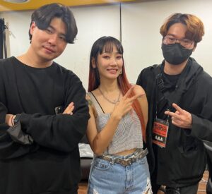 Park Ye-eun Instagram - 누가 “넌 가장 행복했던 순간이 언제야?” 라고 물을 때
항상 어려웠는데, 이제 확실히 알게 됐어요.
2022년 11월 18일, 오렌지 프라이데이가
내 인생에서 가장 행복했던 순간이라고 말할거에요.
⠀
언제나 그려왔던 단독 콘서트인 만큼
하고 싶은거 보여주고 싶은것도 너무 많았고
무엇보다 내가 할수 있을까,
내가 감당할 수 있는 일인가 내내 고민했던 것 같아요
⠀
매일 걱정이 꼬리를 물고 생각이 꼬리를 물고
체력은 따라주지 않고 각종 영양제 링거 맞아가면서
도망가고 싶다는 생각도 여러번 들었고 ..
⠀
마지막 합주까지도 내가 너무 욕심을 부린건 아닌지
내가 모두를 실망시키는건 아닌지
잠도 못자고 꿈에서도 연습을 하고 ..
자신이 없었거든요
⠀
공연을 마치고 보니까
내가 모든 걸 쏟아부었듯이 함께 준비한 분들 역시
다 쏟아부어 주셨구나, 너무 감사해졌어요..!
⠀
그래서 조금 긴 thanks to 를 적어보려고 합니다.
⠀
먼저 우리 밴드, 진우오빠, 대현오빠, 성수오빠, 성영이.
2017년부터 공연보다 훨씬 더 많은 합주를 하면서
내 곁을 지켜준 든든한 사람들. 나의 예민함과 집착도
음악에 대한 열정으로 이해해주는 우리 밴드 덕분에
멋지게 공연 마칠 수 있었어요.
다들 오랫동안 기다려왔던 공연을 드디어 올릴수 있어서
너무 행복했고, 너무 고맙고 사랑해요🧡
(정신없어서 밴드 소개를 못한 것도 미안해요ㅠㅠ)
⠀
그리고 음향팀!
고기사님과 두 분(제가 성함을 몰라서 죄송해요)ㅠㅠ
하나하나 꼼꼼히 체크해주시고 가장 제 목소리가 빛나게끔
모든 걸 세팅해주셔서, 너무 감사드려요..!
덕분에 힘나서 공연할 수 있었습니다!
앞으로 더 자주 뵈었으면 좋겠어요 🧡
⠀
또 연출팀!
이런저런 컨셉들 가지고
갑작스레 무리한 부탁들도 많이 드렸는데 ㅠ
너무나 아름답게 또 음악을 제대로 표현할 수 있게
무대 구성부터 조명 하나하나 만들어주셔서
정말 감동이었어요..
특히 새틀라잇에서 천장 가득히 채워주신 별때문에
리허설 하다가 울뻔 했어요.. ㅠㅠ
말로 다 표현 못할 만큼 감사드립니다 🧡
⠀
또 우리 뷰티팀 !!
선우오빠, 다솜씨와 우선 팀 내가 가장 예쁘게 보이는
헤어와 메이크업, 정말 늘 너무너무 고마워요!
하나실장님! 나보다 더 많이 울었죠 ㅎㅎ
멋지게 예쁘게 입혀주셔서 늘 감사해요 🧡
⠀
그리고 게스트님들!
개코오빠, 따마 앞뒤로 공연이라 사실 힘든 일인데
너무 흔쾌히 와줘서 고마워요 ㅠㅠ
수란언니, 미란이 나보다 더 무대를 뒤집어놓고 가줘서
나도 뒤에서 귀호강 했습니다😆 고마워요!
혜림이 오랜만에 무대인데 음원 씹어먹은 라이브
보여줘서 너무 고마워 🧡
⠀
그리고 우리 아메바 식구들!
내 욕심으로 인트로 & 상담 영상 만드느라 고생한
마르코랑 요나 언니! 멋진 영상 만들어줘서 너무 고마워!
영서씨, 비 합주때마다 맘졸였죠 ㅠ 너무 고생했어요!
아롬씨, 엠디 챙기느라 또 홍보하느라 너무 고생했어요!
재홍씨..! 콘서트 걱정에 밥도 못먹고 잠도 못자고 ㅠㅠ
늘 아껴주고 위해줘서 고마워요 !
경민언니, 규상오빠, 영열오빠 좋은 기회를 주셔서
정말 감사해요 또 모든 아메바 식구들 사랑합니다🧡
⠀
또 제가 놓친 게 있을 수도 있는데 ㅠ
모두모두 너무 감사하고 또 감사드려요!
⠀
무엇보다도,
저 목아프지 않게 저보다 더 크게 같이 노래 불러준
우리 자두들 💓
2시간 40분 스탠딩을 끝까지 뛰면서 즐겨주고,
2층에서도 소리질러주고,
모든 곡을 외워서 불러줘서 정말 너무너무 고마워요 !
기다려줘서, 함께해줘서 정말로.. 고마워요 🧡
⠀
단 1초도 행복하지 않은 순간이 없었던
2시간 40분을 함께 해준 모든 분들,
다시한번 진심으로 감사드립니다.. 😭
모두 사랑해요 🧡🧡🧡
⠀
⠀