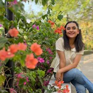Parna Pethe Instagram - “Life’s funny. To a kid, time always drags. Suddenly you’re fifty. All that’s left of your childhood… fits in a rusty little box.” (from Amélie)

amidst summer flowers! 💛

😍

—

pc @kadambarik13