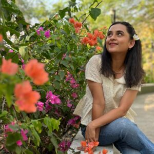Parna Pethe Instagram - “Life’s funny. To a kid, time always drags. Suddenly you’re fifty. All that’s left of your childhood… fits in a rusty little box.” (from Amélie)

amidst summer flowers! 💛

😍

—

pc @kadambarik13