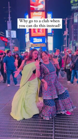 Parna Pethe Instagram - Would you join us? Had so much majja dancing with @parnapeace nusta dhuaaaa 🔥🔥🔥 we are a little late to this trend 😂
[dance, nyc, telugu]
#kurchimadathapetti #timessquare #dancer #dance #trending #dancers #indian #marathi #vibes #trending #newyork #telugu