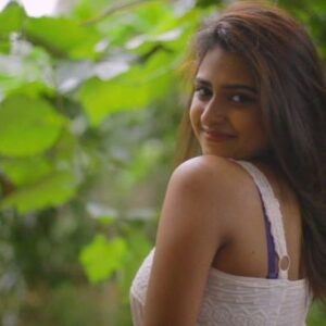 Parvathy Arun Instagram - Its raining... its green... its happiness...
Music and mood 🙈🙈🙈🥰🥰🥰 
YaaY I'm happy 😍❤🐾

#random #nature #love #hair 
@loreal
📸@venusasidharanlekha_