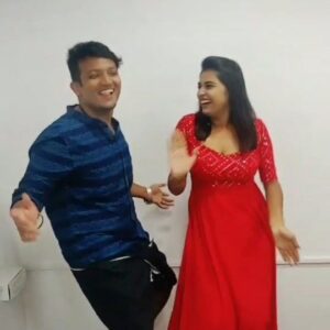 Parvathy Arun Instagram - Haha 😄  when you have a crazy friend @_future_pilot__ 
🤷‍♀️🤷‍♀️💃💃 #buttabomma #dance #fun #friendship 🐒🐒🐒