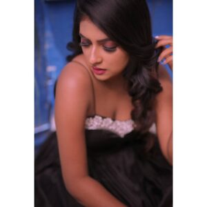 Parvathy Arun Instagram - 🥰🥰🙈🙈

📸 @pavenfotography 
Muaaa @makeupbydivyanagaraj 
Costume  @rartisticedge 

Love it 🙈

#love #black #shoot