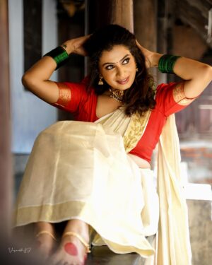 Parvathy Venkitaramanan Instagram - Inframe @parvathyofficial 
.
MUA @highlightsbridalstudio_makeup 
.
Shots @stories_by_vasanthjb @oxygen_films_ 
.
Hairstyle @usha__hairstylist 
.
Jewellery @login_bridal_jewelry_ 

#kerala #gram #photography #keralagallery