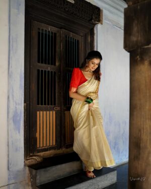 Parvathy Venkitaramanan Instagram - Inframe @parvathyofficial 
.
MUA @highlightsbridalstudio_makeup 
.
Shots @stories_by_vasanthjb @oxygen_films_ 
.
Hairstyle @usha__hairstylist 
.
Jewellery @login_bridal_jewelry_ 

#kerala #gram #photography #keralagallery