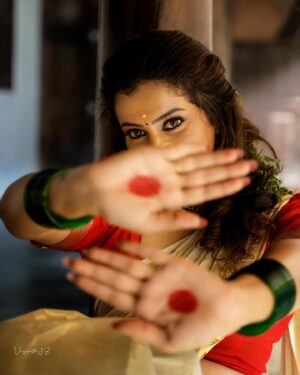 Parvathy Venkitaramanan Instagram - Inframe @parvathyofficial 
.
MUA @highlightsbridalstudio_makeup 
.
Shots @stories_by_vasanthjb @oxygen_films_ 
.
Hairstyle @usha__hairstylist 
.
Jewellery @login_bridal_jewelry_ 

#kerala #gram #photography #keralagallery