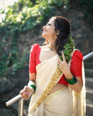 Parvathy Venkitaramanan Instagram - 🌻 Happy Vishu & Happy tamil new year my dearest insta family 

@highlightsbridalstudio_makeup 
@stories_by_vasanthjb
@usha__hairstylist
@login_bridal_jewelry_ bridal_jewelry