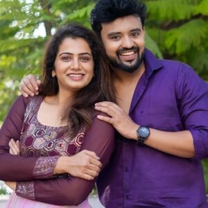 Parvathy Venkitaramanan Instagram - Ena Unaku Pudikuma 💜 ???
#azhar#parvathy#paps#recreating#rhythm#movie#scene#anchors#colleagues#actors#besties#friendsforever

Courtesy : @pawsup_chennai
Wardrobe : @70mmmaleclothing
