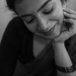 Parvathy Venkitaramanan Instagram - அவளது கவனம் சிதறாத கண்கள் என் கவனத்தை ஈர்த்தது ♥️ . அவள் @parvathyofficial . Mua @makeupbyshanthoshi . Hair @charuhairandmakeup
