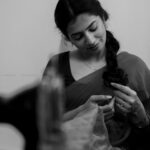 Parvathy Venkitaramanan Instagram - அவளது கவனம் சிதறாத கண்கள் என் கவனத்தை ஈர்த்தது ♥️ . அவள் @parvathyofficial . Mua @makeupbyshanthoshi . Hair @charuhairandmakeup