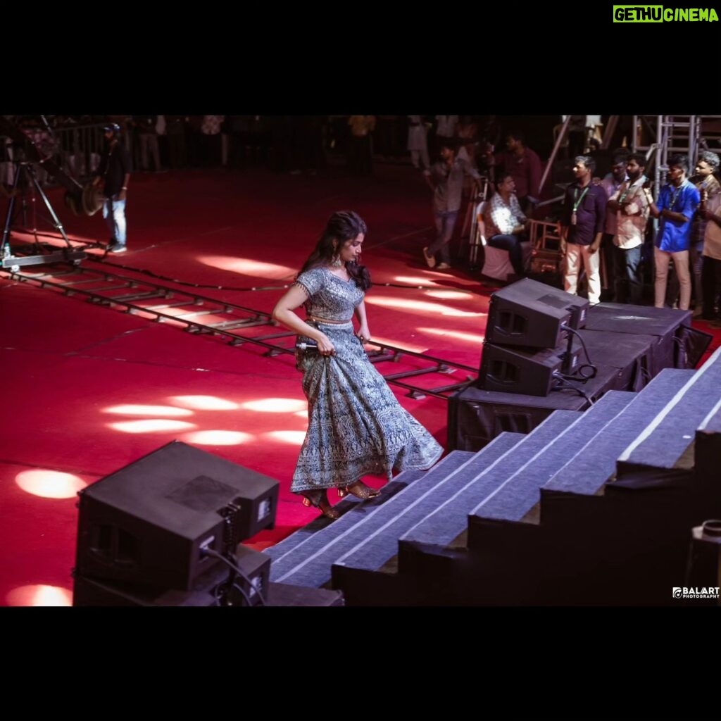 Parvathy Venkitaramanan Instagram - One of the best show we hosted lately 🔥❤️ With my thangams @bjbala_kpy 🤎 Muah @trichymakeupartistry_suganya Photography @balaartphotography Wearing @lithas_rentals Jewellery @chennai_jazz