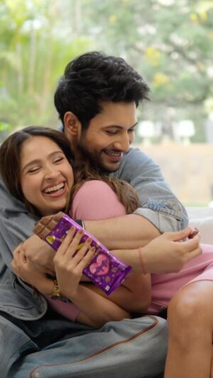 Pashmina Roshan Instagram - At every chance she gets, she makes me feel special with simple acts of love. 
This Valentine’s Day, it was my turn! All thanks to @CadburyDairyMilkSilk 🧸♥️

You too can surprise your loved one. Just scan a Silk Pack, share those precious love moments, and Zoya will transform them into a personalized film, powered by AI. 
Celebrate the one who holds a special place in your heart with #TheStoryOfUs 

#CadburySilk #TheStoryOfUs #ValentinesDay #Ad