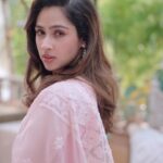 Pashmina Roshan Instagram - #Ad Embracing the Minimal Glam look this season.💄✨ Say hello to my go-to product for that flawless yet natural look – Lakme CC Mousse! 🌸 It’s so lightweight and hydrating, my skin feels super loved all day. Try it yourselves and ace your festive looks for the season.✨ #LakméGlamSquad #Lakmé #LakméIndia #Lakme #LakmeIndia #LakmeGlamSquad #Lakme #LakméCCMousse #LakméLumiLit