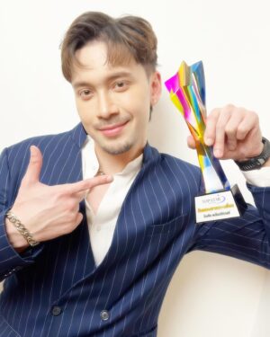 Passorn Leowrakwong Instagram - หม่ามี้ขอแสดงความยินดีกับพี่ดี้ @indianaindy ด้วยนะลูก 💐🏆⭐️ ขอขอบคุณคณะกรรมการผู้จัดงาน @topstar_awards2024 ทุกท่าน ที่มอบรางวัลนักแสดงชายยอดเยี่ยมให้ในครั้งนี้ค่ะ ✨🙏✨ ขอบคุณชุดหล่อๆของน้องจากพี่เก๋ด้วยค่า…. @verasalon @verasalonstudio 💙🙏💙 #indianaindyintad #topstaraward