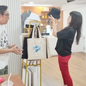 Passorn Leowrakwong Instagram - วันดีดีของเด็กหญิงฮันนี่ 💖 กับเด็กหญิงแอ๋ว @antrrasai ค่ะ ❤️ มาเรียนวาดรูป #labubu บนหมวกกับคุณครูพี่หนู @surasak_nu ที่น่ารักและใจดีที่สุดในโลก ภูมิใจกับผลงานของตัวเองที่ซู๊ดดดดด…. ขอบคุณน้องหญิง @ying_sopida 💙 ที่พามาในวันนี้นะคะ และยังมีกาแฟกับอาหารอร่อยทุกอย่างของร้านนี้ให้ทานด้วย แอบออเดอร์เม็ดมะม่วงตัวพ่อกลับด้วย 😋 อิ่มอกอิ่มใจและอิ่มพุงมากค่ะ แอบเจอพี่ต๊อกสุดหล่อก็มาด้วยนะคะวันนี้ น้องๆที่สนใจอยากมาเรียนวาดรูปแบบนี้บ้างต้องมาร้านนี้เลยค่า…. @imfinethankyouandyou.cafe แล้วจะใจฟูกลับบ้านเลยค่า…. 💓💓💓💓💓