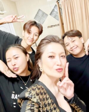 Passorn Leowrakwong Instagram - หนูมิ้วมิ้ว #labubu มาทำงานกับหม่ามี้ค่ะ 💓 งานสวยๆ หวานๆ 💓 สุขภาพดีมีแด๊ดดี้เป็นช่างภาพ📷  @bee_teerapong  Makeup ฉ่ำๆ by💋 @jane_pattanun Hair เริ้ดๆ by 💆🏻‍♀️ @mbrio_makeup  และทีมงานที่น่ารักทุกคน รอดูภาพสวยๆกันนะคะ 😘😘 #chocollagen #โชคอลลาเจน 💛💛💛💛💛