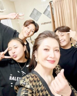 Passorn Leowrakwong Instagram - หนูมิ้วมิ้ว #labubu มาทำงานกับหม่ามี้ค่ะ 💓 งานสวยๆ หวานๆ 💓 สุขภาพดีมีแด๊ดดี้เป็นช่างภาพ📷  @bee_teerapong  Makeup ฉ่ำๆ by💋 @jane_pattanun Hair เริ้ดๆ by 💆🏻‍♀️ @mbrio_makeup  และทีมงานที่น่ารักทุกคน รอดูภาพสวยๆกันนะคะ 😘😘 #chocollagen #โชคอลลาเจน 💛💛💛💛💛