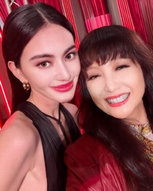 Passorn Leowrakwong Instagram - หม่ามี้เจอดาวิคนสวย @davikah มาให้กำลังใจพระเอก #ดอกเตอร์ไคลแมกซ์  ของพวกเราด้วยค่ะ วันนี้ 13 มิถุนายน รับชมเรื่องนี้ได้กว่า 190 ประเทศทั่วโลกกันได้แล้วที่ Netflix เท่านั้นนะคะ #ปุจฉาพาเสียว #DoctorClimax #NetflixTH 👄♥️💋