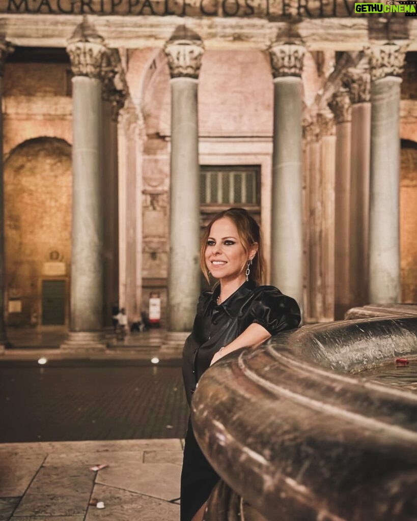 Pastora Soler Instagram - Desconectarse para conectarse… 🔌 #Roma #ciudadeterna #díasdegloria 🤎🤎🤎