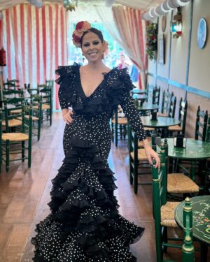 Pastora Soler Instagram - Un domingo de feria inolvidable! ❤️
Que bonito compartir con los amigos un día lleno de color, de luz, de risas, de cante y baile.. celebrar la vida cuando todo está en orden y cuando se puede, ayer fue día de eso!! 🥂
Feliz feria de Sevilla!!!!!!!! 🎡💃🏽

Gracias querida @monicamendez_modaflamenca por vestirme un año más. 😘

#Feria2024 #Sevilla #amigosyamigas #celebrandolavida