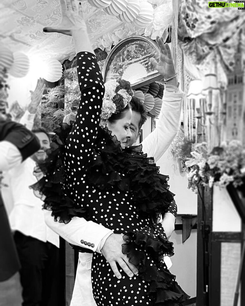 Pastora Soler Instagram - Un domingo de feria inolvidable! ❤️ Que bonito compartir con los amigos un día lleno de color, de luz, de risas, de cante y baile.. celebrar la vida cuando todo está en orden y cuando se puede, ayer fue día de eso!! 🥂 Feliz feria de Sevilla!!!!!!!! 🎡💃🏽 Gracias querida @monicamendez_modaflamenca por vestirme un año más. 😘 #Feria2024 #Sevilla #amigosyamigas #celebrandolavida