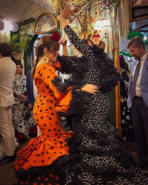 Pastora Soler Instagram - Un domingo de feria inolvidable! ❤️
Que bonito compartir con los amigos un día lleno de color, de luz, de risas, de cante y baile.. celebrar la vida cuando todo está en orden y cuando se puede, ayer fue día de eso!! 🥂
Feliz feria de Sevilla!!!!!!!! 🎡💃🏽

Gracias querida @monicamendez_modaflamenca por vestirme un año más. 😘

#Feria2024 #Sevilla #amigosyamigas #celebrandolavida