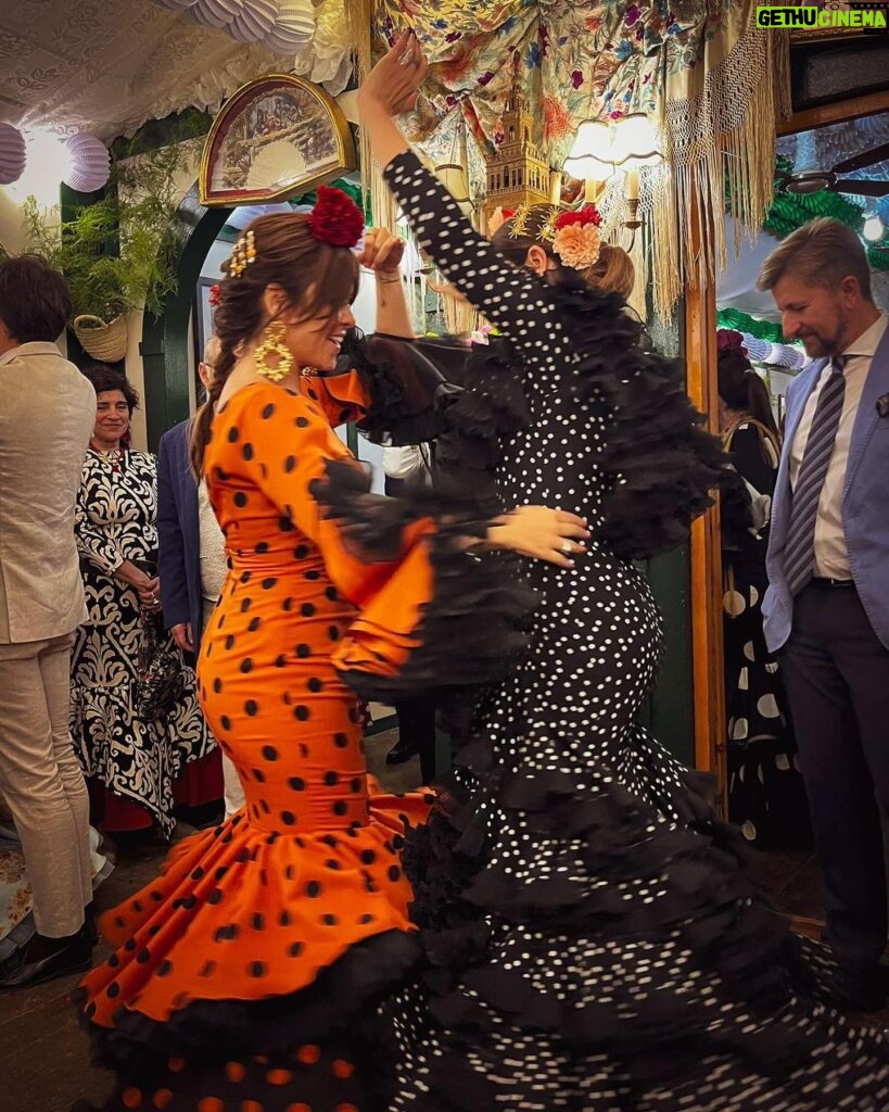 Pastora Soler Instagram - Un domingo de feria inolvidable! ❤️ Que bonito compartir con los amigos un día lleno de color, de luz, de risas, de cante y baile.. celebrar la vida cuando todo está en orden y cuando se puede, ayer fue día de eso!! 🥂 Feliz feria de Sevilla!!!!!!!! 🎡💃🏽 Gracias querida @monicamendez_modaflamenca por vestirme un año más. 😘 #Feria2024 #Sevilla #amigosyamigas #celebrandolavida