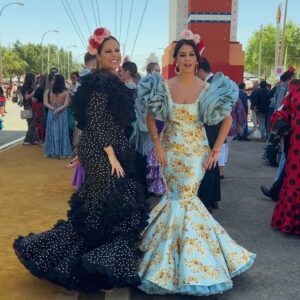 Pastora Soler Instagram - Un domingo de feria inolvidable! ❤️
Que bonito compartir con los amigos un día lleno de color, de luz, de risas, de cante y baile.. celebrar la vida cuando todo está en orden y cuando se puede, ayer fue día de eso!! 🥂
Feliz feria de Sevilla!!!!!!!! 🎡💃🏽

Gracias querida @monicamendez_modaflamenca por vestirme un año más. 😘

#Feria2024 #Sevilla #amigosyamigas #celebrandolavida