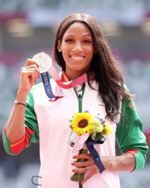 Patrícia Mamona Instagram - 🥈Um Sonho tornado realidade🥈 ✨ @tokyo2020 

🇵🇹🇵🇹🇵🇹 💪🏾💪🏾 A prata é nossa 💪🏾💪🏾 🇵🇹🇵🇹🇵🇹🇵🇹

Por detrás de um grande atleta está sempre um grande treinador 🙏🏽 Obrigada “José” @coachuvajumps 
❤️💛💚 Valeu e vai continuar a valer a pena o trabalho que construímos ao longo destes 20 anos 👊🏾 #teamuva #teamportugal

Ps: Obrigada pelas mensagens 💛 que têm deixado mas está muito difícil gerir estas emoções todas ☺️😘

#olympics #medalist #tokyo #triplejump #jump #athlete