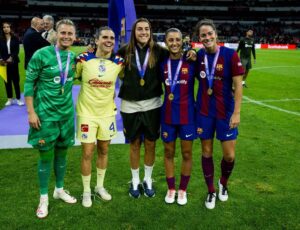Patri Guijarro Instagram - Jugar en un estadio histórico es siempre único 🤩🙌🏼

Gracias @americafemenil 🦅🇲🇽
Contenta de volver a verte Pelele @andreapereira5 😍