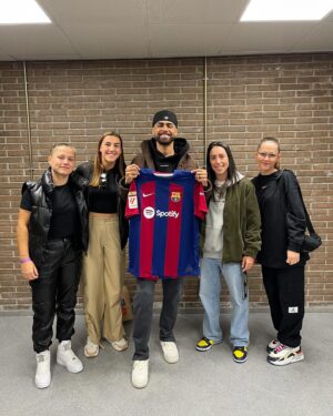 Patri Guijarro Instagram - ¡Qué alegría por fin conocernos! 🤩
Y qué suerte disfrutar de tu música en Barcelona ✨🩵