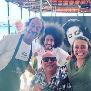 Patrícia Tavares Instagram - Estas são as minhas férias de eleição  Os meus amigos, as melhores sardinhas  e um acordeão ❤️ Portugal como nós somos  Que felicidade  Obrigada meu amigo @antoniocarmo768 @zemorgadinho5  A Amália é um bónus
