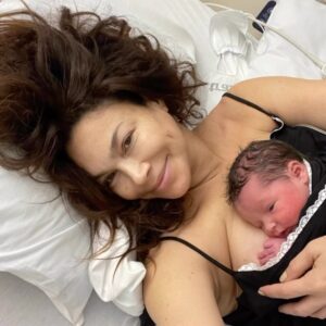 Patricia De Leon Instagram - Es cierto cuando dicen que no llegas a conocer el amor verdadero hasta cuando tienes a tu primer hijo.
My ♥️ is filled with gratitud to God, to my friends and family, cause yeah it took a village and a lifetime.
I always wanted to be a mother, since I was a kid myself I guess, this was my ultimate goal in life, and he is finally here, and yes I am in so much love. 
11 years ago I decided to knock on @drandyhuang door at @reproductivepartners as I was single and i did want to gamble my chances of ever becoming  a mother because of not finding a partner or work or life circumstances. The best decision I’ve ever made.
Thanks Dr Huang we made a baby, you are just the best, no doubts!!
thanks to Claudia my nurse who held my hand, still does. You rock! 
I still remember like it was yesterday, @enriquesapene walked every step of the way, so did @fabianartist, while going through my IVF, you guys are my adopted family, love u both so much.
My pregnancy was extremely challenging, because I suffered from a severe case of hyperemesis gravidarum, don’t wish that upon anyone, but I had angels who helped me get through it @danielaganoza @daniellateu @ccindyluna @katiehartman @_mony @lorezagia14 @itsgustavogomez @elisaschenkman @monkitamamma big THANKS ♥️🙌

My dear sister @annabelleglover thanks for everything you have done,love u 👊🏻♥️
@david_finke 🙌♥️thanks for bringing my baby to life, you were just amazing…to Silvia and Maggie omg those 2, saved me so many times, ♥️🙌 
.
And last but not least my dear  @chestypants YESSSS babe we created a beautiful life… omg we have a son!!! Thank you for your patience and for holding my hand through this beautiful journey.. ♥️
.
También es cierto que nadie te enseña a ser padre, siento días que todo lo estoy aprendiendo a como vamos, pero ahí vamos.
.

@julienbchester mijo yo lo único que te puedo prometer es amarte incondicionalmente, protegerte como una leona, cuidarte 24/7, darte los mejores valores y educación para que crezcas y te hagas un hombre de bien. 
Bienvenido mi amor!! #julienbchester #blessed #thechesterpack