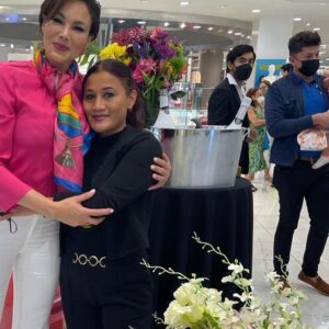 Patricia De Leon Instagram - It takes a Village!! ♥️ 
.
Con el ♥️ Hinchado de agradecimiento! 

GRACIAS a todas los que asistieron a nuestros dos eventos del día de ayer, me encanto conocerlas, tomarnos fotos, hablarles de @pdlcosmetics GRACIAS! 
.
ÉXITO ROTUNDO!! 
.
#pdlcosmetics #panama