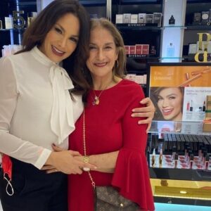 Patricia De Leon Instagram - #felizdiadelamadre 🌺🌺🌺🌺🌺A todas esas mujeres que crían, protegen, curan, enseñan, dan amor, que lo dan TODO por sus hijos.. y muchas veces hacen el rol de mama y también papá!
No hay como el amor de una madre… yo he tenido la fortuna de recibirlo de la mía… y la verdad es que hoy soy lo que soy por ella. Mi roca, mi TODO. Te amo @querubebarichovicht … FELIZ DÍA DE LAS MADRES 🇵🇦♥️🌺