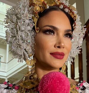 Patricia De Leon Instagram - Esta es solo la cabeza  de nuestro hermosísimo traje típico, el cual es hecho a mano y lleva mucho tiempo confeccionarlo, es realmente precioso…el llevarlo puesto es un honor y privilegio. Mismo orgullo y honor que me doy al decir “YO SOY PANAMEÑA”. A ti mi Panamá tierra donde nací te debo: respeto, protección, amor, defenderte como sea, de quien sea, cuando sea y dejarte siempre en alto…. “Mi hermosa tierra..,Hoy te celebro como siempre y solo le pido a Dios que nos limpie de tanta corrupción, que elimine tanto abuso a lo más rico que nos ofreces… tu naturaleza, tus paisajes, tu fauna y que regrese La Paz, la alegria a tu gente pronto” …. Y que finalmente  encontremos personas que lleven el mando, que  te amen como te mereces y quieran el bienestar de todos los panameños….
#panamanoestaalaventa🇵🇦
.
Y como no mencionar a mi talentoso pero sobretodo a  un amigo a quien quiero mucho quien me regalo este día, me coloco cada una de estas piezas y me vistió para estas fotos te adoro .
Pollera- @joshroneroficial ♥️
Photo- @visionstudio_pa ♥️
@khadine.sanhueza PR ♥️quien hizo posible el reportaje que salió en TVN
Y a  un lugar muy especial @centralhotelpanama en donde siempre me reciben como en familia y me apoyan en todo….. GRACIAS ♥️