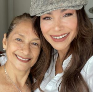 Patricia De Leon Instagram - PERDÓNAME MAMÁ, porq nunca entendí el verdadero significado de la palabra mamá.

Es la carrera más difícil, sacrificada, en donde se hace  de todo, no viene con clases, ni instrucciones, no hay hora de entrada ni salida, en donde no se duerme, la cual imposible cambiarla, en donde te enamoras instantáneamente, y amas incondicionalmente…LA MÁS HERMOSA, Y EXTRAORDINARIA QUE EXISTE, Y NO LA CAMBIARÍA POR NADA EN EL 🌍. 
.
Gracias Dios mío por haberme dado la oportunidad de convertirme en madre, y gracias mamá @querubebarichovicht por ser la mía, y ser extraordinaria.

.
A TODAS USTEDES MAMÁS, mi admiración, mis respetos, mi cariño y no solo hoy pero TODOS LOS DÍAS! .
.NO TE OLVIDES QUE TU ERES UNA SÚPERHEROE.
.
EL SER MADRE ES TENER SUPERPODERES! FELIZ DÍA DE LAS MADRES 🌹🌹🌹🌹🌹🌹♥️♥️♥️